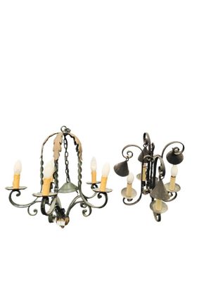 Deux lustres en fer forgé, un éclairant à 5 bras de lumière …