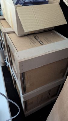 plusieurs cartons de livres sont empilés les uns sur les autres