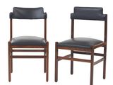 une paire de chaises avec des assises en cuir noir sur fond blanc