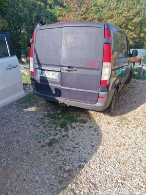 une camionnette garée à côté d'une camionnette blanche