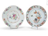 deux assiettes ornées de motifs floraux sont posées côte à côte