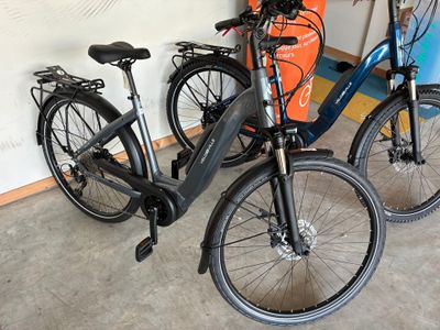 deux vélos garés l'un à côté de l'autre dans un garage