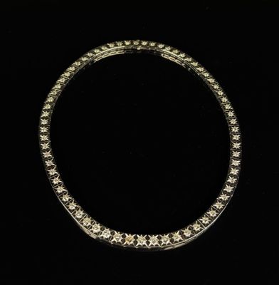 Collier ras de cou en or blanc serti de diamants ronds