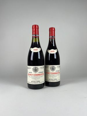 deux bouteilles de vin rouge posées l'une à côté de l'autre sur une table