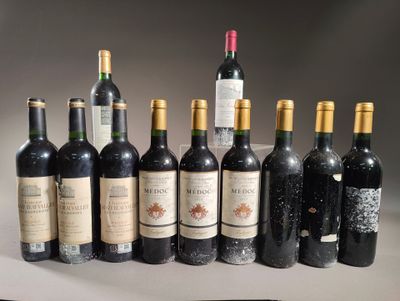 plusieurs bouteilles de vin sont alignées sur une table