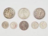 cinq types de pièces différents sur une surface blanche