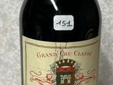 une bouteille de vin posée sur un comptoir à côté d'une autre bouteille de vin