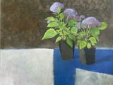 tableau représentant des fleurs violettes dans des vases noirs posés sur une nappe bleue