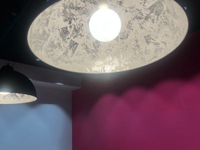 deux lampes suspendues au plafond de la pièce