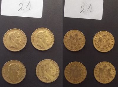 Plusieurs types de pièces d'or sont représentés sur un fond noir