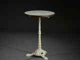 une table blanche avec un plateau en marbre sur fond noir