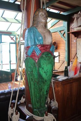 une statue représentant une femme, exposée dans une pièce