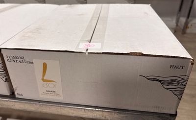 une boîte de nourriture posée sur une table