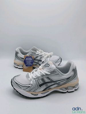 une paire de chaussures de course Asics sur fond blanc