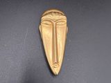 une image représentant un objet métallique doré posé sur une surface noire