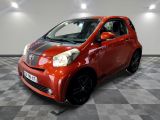 une photo d'une Smart rouge dans un showroom