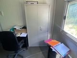 une pièce dans laquelle se trouvent un bureau, une chaise et une armoire