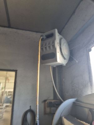 un petit climatiseur suspendu au plafond dans une pièce