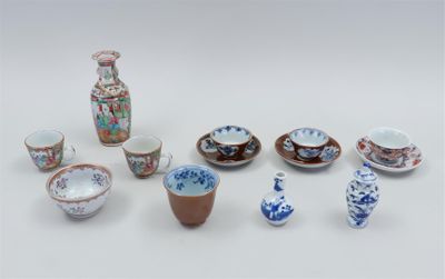 de nombreux types de porcelaines exposés sur la table