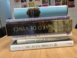 des livres empilés les uns sur les autres sur une table en bois