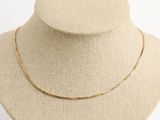 un collier à chaîne en or sur un mannequin mannequin mannequin mannequin mannequin mannequin mannequin mannequin mannequin mannequin