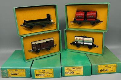 trois boîtes de petits trains sont empilées les unes sur les autres