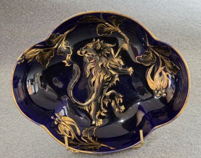 LUNEVILLE. Keller et Guérin. Coupe sur pieds en faïence bleu…