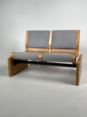 un banc en bois avec deux assises grises