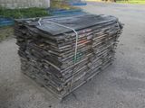 un tas de bois posé au bord de la route