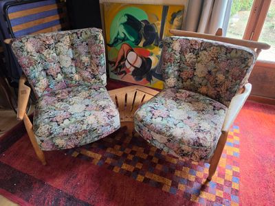 two chairs that are next to each other on a rug