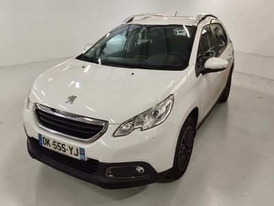 La petite voiture blanche est garée dans une grande pièce blanche.