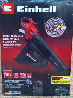 un carton contenant un souffleur sans fil posé sur un parquet