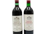 deux bouteilles de vin rouge posées l'une à côté de l'autre sur une surface blanche