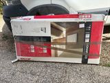 une boîte posée par terre à côté d'une voiture