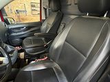 l'intérieur d'une voiture avec des sièges en cuir noir et un volant