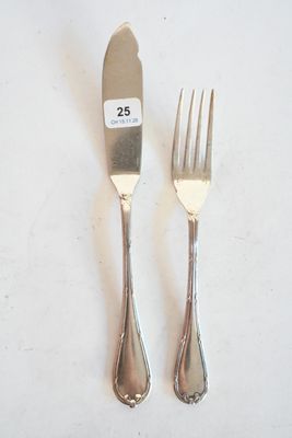 deux fourchettes et un couteau sur une table blanche