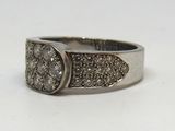 une image d'une bague en diamant sur une surface blanche