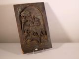 une vieille plaque en bois sur laquelle figurent un homme et une femme