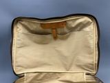 une valise ouverte avec une poignée en bois sur fond bleu