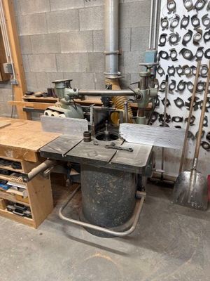 une machine posée sur une table dans une pièce