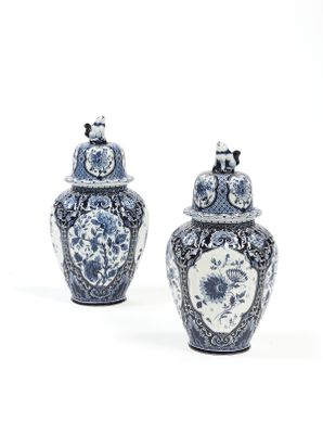 une paire de vases bleus et blancs sur fond blanc