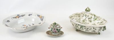 trois pièces de porcelaine sur un fond blanc