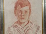 portrait d'un jeune garçon en chemise rayée, dans un cadre
