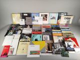 un grand nombre de livres posés sur une table