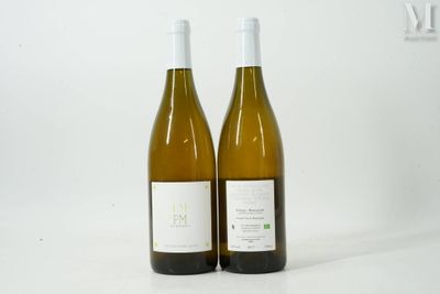 deux bouteilles de vin posées l'une à côté de l'autre sur une table