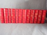 une pile de livres rouges posée sur une table