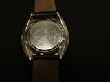 une montre posée sur une surface noire
