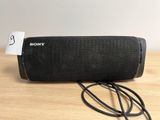 L'enceinte portable Sony est branchée sur un chargeur