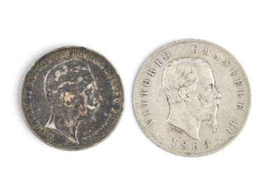 une ancienne et une nouvelle pièce d'un dollar sur fond blanc