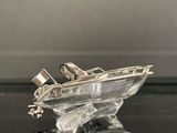 un bateau miniature posé sur une table